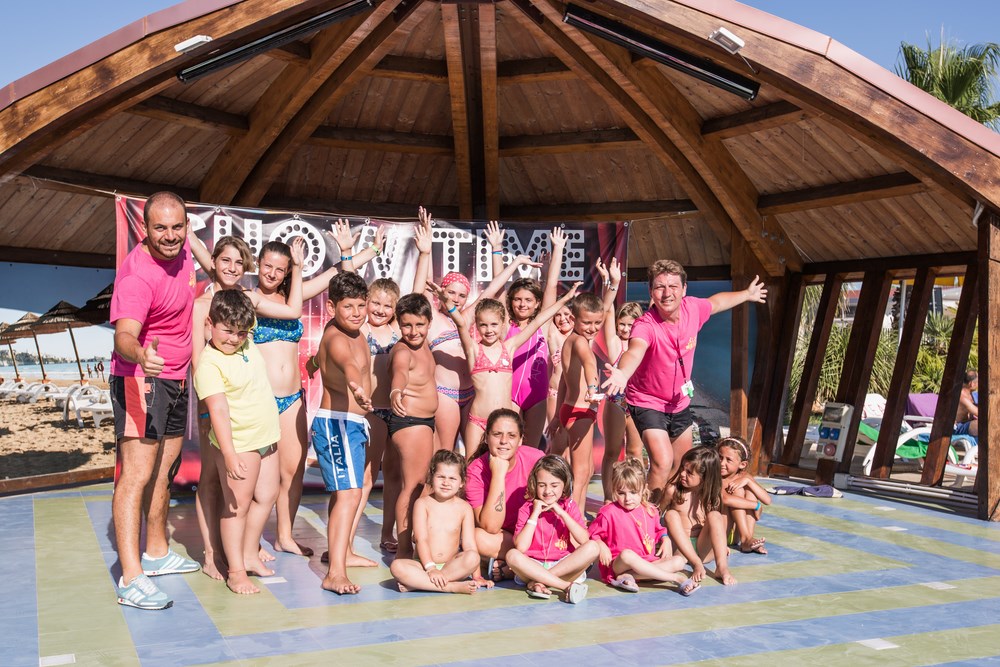 bambini che saltano durante l'animazione in piscina del villaggio Verdemare di Vieste in Gargano